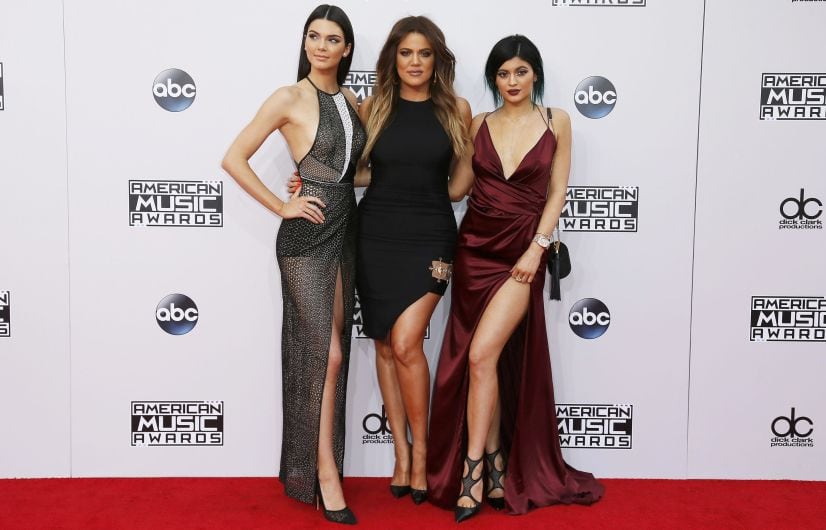 Kylie y Kendall Jenner junto a su hermana Khloe Kardashian en American Music Awards. (Reuters)