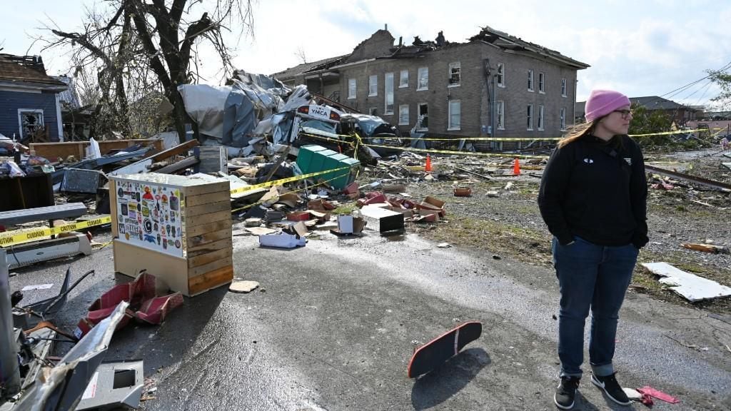 Cara Harris vigila los restos de la tienda de monopatines de Hunt Supply después de que un tornado azotara el este de Nashville, Tennessee (Foto: Harrison McClary)