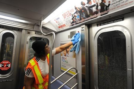 Lysol, Clorox y Purell han sido demostrados ser efectivos contra el coronavirus. En Nueva York cientos fueron por los metros limpiando los espacios públicos (Foto: Cleveland)