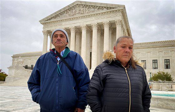Jesús Hernández y María Guadalupe Guereca, los padres de Sergio Hernández Guereca, afuera de la Corte Suprema en Washington el 12 de noviembre de 2019 (Foto: Reuters)