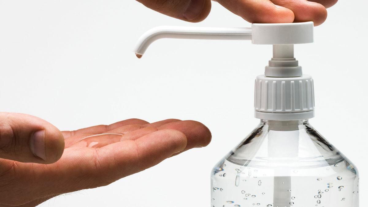 El jabón y el agua son sus mejores defensas contra los virus, pero el desinfectante de manos es un buen sustituto si no tiene acceso a ninguno de ellos (Foto: freepik)

