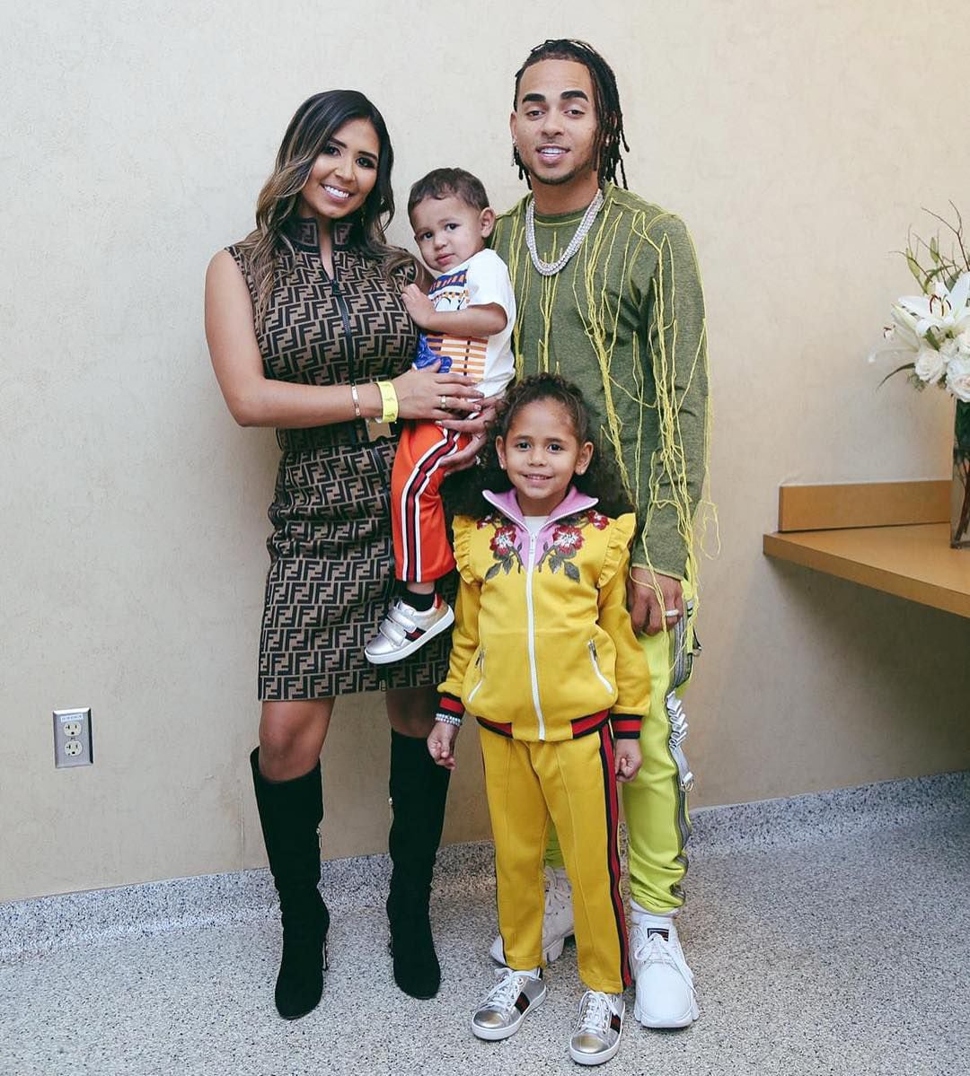 Ozuna, Taína Marie Meléndez y sus dos hijos (Foto: Instagram)